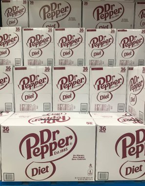 McKinney, TX / USA - 10 Ağustos 2020: Costco rafında bulunan diyet Dr Pepper desteleri