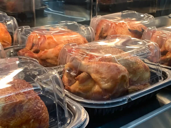 Rafta paketlenmiş tavuk lokantası var. Markette satılmayı bekliyor.