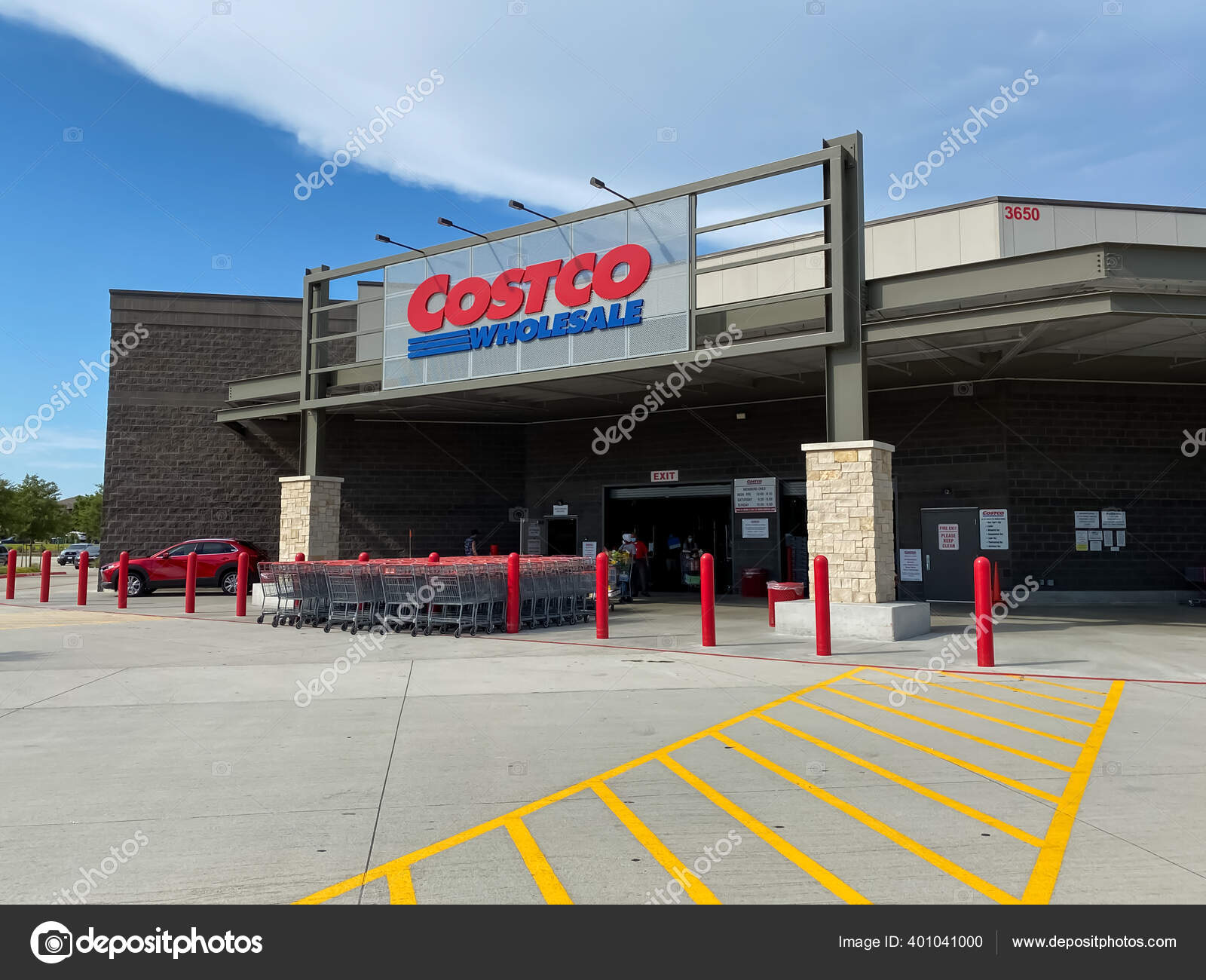Mckinney Usa Agustus 2020 Costco Wholesale Entrance Dengan Gerobak