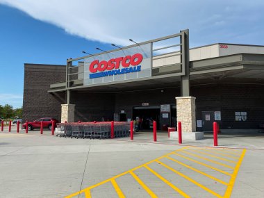 Mckinney, TX / USA - 10 Ağustos 2020: Güneşli bir günde alışveriş arabaları ve müşterilerle Costco Toptan Girişi