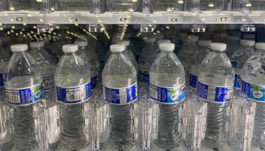 McKinney, TX / USA - 10 Ağustos 2020: Otomatta Kirkland su deposu şişeleri