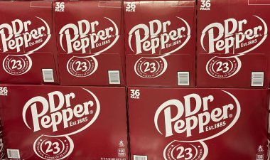 McKinney, TX / USA - 10 Ağustos 2020: Costco mağazasında yığılmış Dr Pepper kutuları