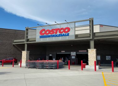 Mckinney, TX / USA - 12 Ağustos 2020: Güneşli bir günde alışveriş arabaları ve müşterilerle Costco Toptan Girişi
