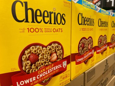 McKinney, TX / USA - 18 Ağustos 2020: Walmart 'ta glütensiz gevrek satışı kutuları