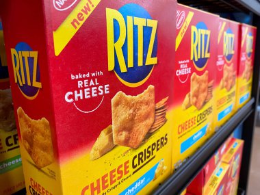 McKinney, TX / USA - 18 Ağustos 2020: Walmart rafına 7 oz Ritz peynirli cips kutuları
