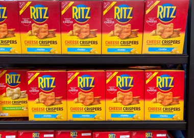 McKinney, TX / USA - 18 Ağustos 2020: Walmart rafına 7 oz Ritz peynirli cips kutuları