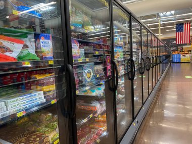 McKinney, TX / USA - 18 Ağustos 2020: Walmart 'ın dondurucu bölümünde birden fazla dondurucu