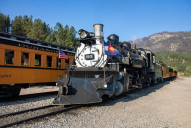 Rockwood Depot, CO / USA - 24 Ağustos 2020: Durango ve Silverton dar göstergeli tren 493 Colorado 'daki Rockwood istasyonundan hareket etti.