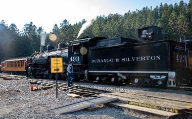Rockwood Depot, CO / USA - 24 Ağustos 2020: Durango ve Silverton tren 493, Rockwood istasyonundan tren kondüktörü ve tabela ile ayrıldı.