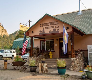 Weston, CO / USA - 24 Ağustos 2020: Weston, Colorado 'da Amerika ve Colorado bayrağıyla birlikte Stonewall Alışveriş Torbası mağazasının ön görüntüsü