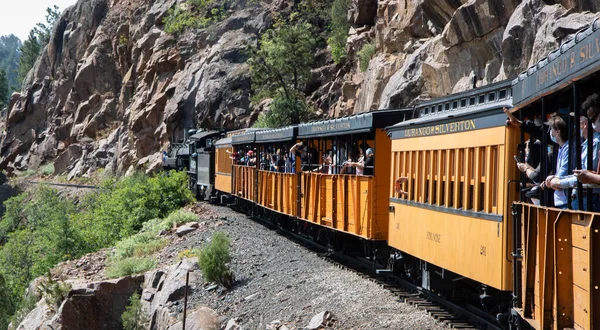Rockwood Depot, CO / USA - 24 Ağustos 2020: Durango ve Silverton dar ölçü demiryolu treni ve Cascade Canyon boyunca giden maskeli yolcular