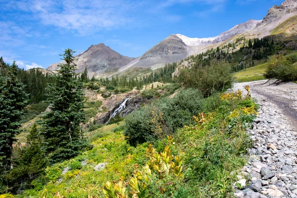 Yol kenarındaki şelale manzarası ve Colorado 'daki Yankee Boy Havzası' ndaki İkiz Tepeler
