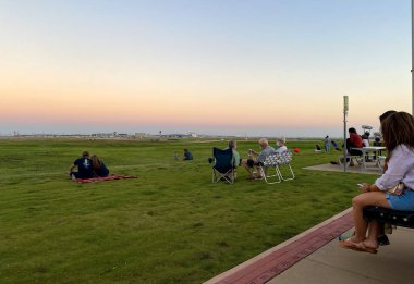 Grapevine, TX / USA - 6 Eylül 2020: DFW Kurucular Meydanı 'nda maskeli ve sosyal mesafeli insanlar