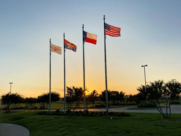 Una Vista Atardecer Las Banderas Estados Unidos Texas Plaza Fundadores — Foto de Stock