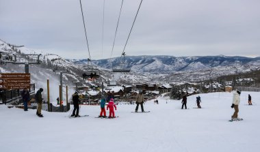 Colorado 'daki Aspen Kar Kütlesi Kayak merkezinde kayak yapan kayakçılar