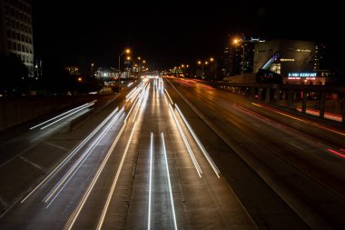 Dallas 'taki Woodall Rodgers Fwy' den geçen arabaların zaman çizelgesi.