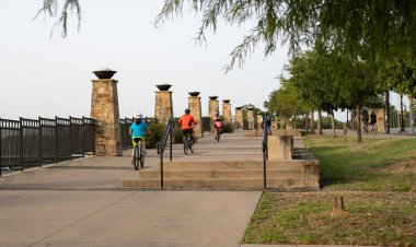 Dallas, TX / USA - 20 Ağustos 2020: Yazın White Rock Gölü 'nde bisiklet süren insanlar