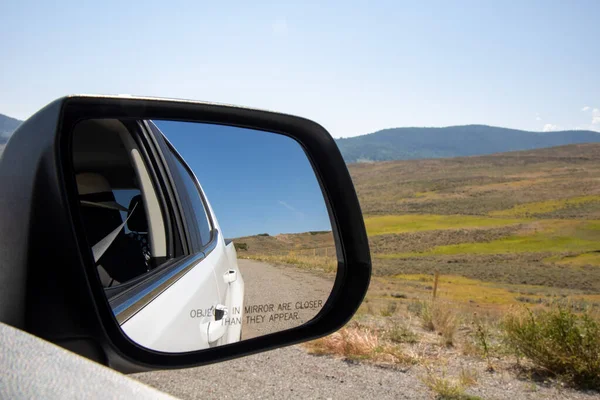 Close View Side View Car Mirror Reflecting Travel Scenery — Stock fotografie
