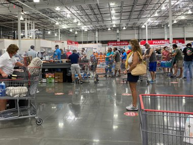 McKinney, TX / USA - 20 Eylül 2020: Müşteriler maske takıyor ve Costco 'da Costco 19.