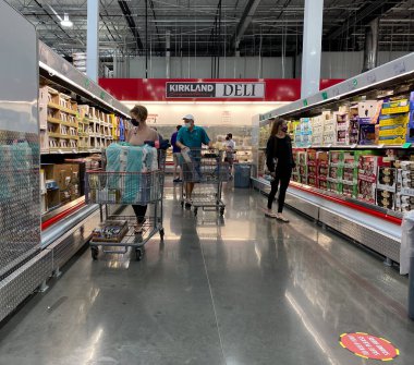McKinney, TX / USA - 20 Eylül 2020: Covid 19 sırasında Costco 'da maske takıp alışveriş yapan müşteriler