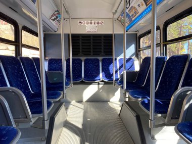 Breckenridge, CO / USA - 29 Eylül 2020: Breckenridge 'in Colorado' daki temiz ve boş koltuk otobüsünün içerisi