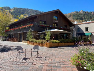 Aspen, CO / USA - 28 Eylül 2020: Aspen, CO 'daki Casa Tua Restoranı' nın sonbahar sezonu manzarası