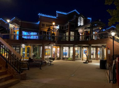 Breckenridge, CO / USA - 28 Eylül 2020: Ana Cadde Breckenridge 'deki Towne Square Mall, CO