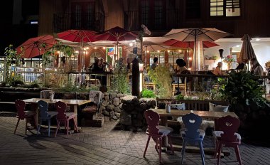 Vail, CO / USA - 28 Eylül 2020: Müşteri yemekleriyle Alpenrose Vail restoranının gece manzarası