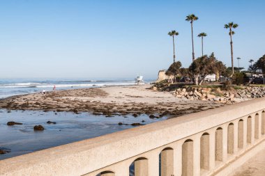 Cardiff, California/Amerika Birleşik Devletleri - 14 Nisan 2018: Popüler bir kamp San Elijo devlet Beach San Diego County yakınındaki kıyı boyunca insanlar yürümek.