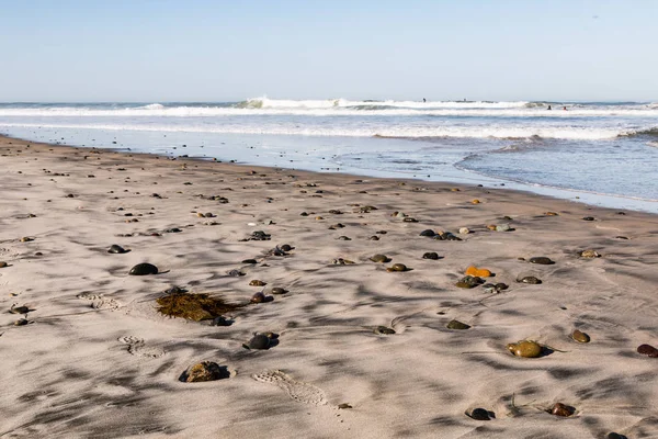 Pedras Espalhadas Cardiff State Beach San Diego Califórnia Com Surfistas — Fotografia de Stock