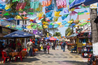 Tijuana, Baja California'deki/Meksika - 20 Haziran 2018: İnsanlar dükkanı ve yürüyüş Plaza Santa Cecilia, şehrin göbeğinde tarihi bir Meksikalı meydanda renkli asılı bayraklar aşağıda.