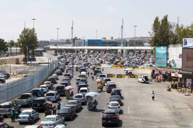 Tijuana, Baja California'deki/Meksika - 20 Haziran 2018: San Diego, California, San Ysidro giriş içine Uluslararası sınırını geçmeye uzun çizgiler araba beklemek.  