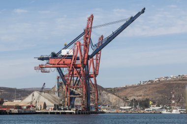 Ensenada, Meksika - 22 Ekim 2018: Panamax nakliye vinç Ensenada bağlantı noktası Ensenada uluslararası terminalinde yakın çekim ve yan görüntülemek.