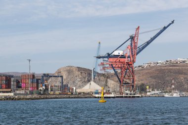 Ensenada, Meksika - 22 Ekim 2018: konteyner satır docks yakınındaki Panamax gemiler vinçler Ensenada uluslararası terminalinde Meksika ikinci en işlek liman nakliye.