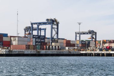 Ensenada, Meksika - 22 Ekim 2018: Nakliye konteyner Ensenada dış hatlar terminali, Meksika ülkenin ikinci en işlek liman limanda satır.  