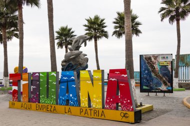 Tijuana, Baja California, Meksika - 22 Ekim 2018: Playas de Tijuana dev renkli işareti memnuniyetle ziyaretçilere Tijuana ve San Diego, Kaliforniya arasında uluslararası sınır duvar yakın:. 