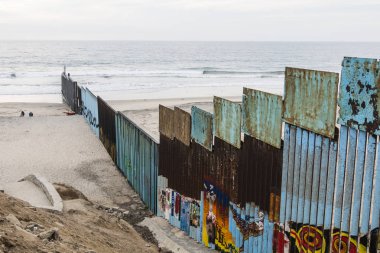 Tijuana, Baja California, Meksika - 22 Ekim 2018: Pasifik Okyanusu'nda sona ererken duvar resimleri Tijuana ve San Diego, Kaliforniya arasında uluslararası sınır duvar Meksika tarafında boyalı.  