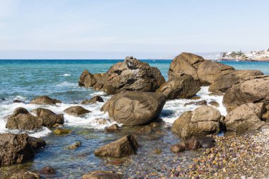 Ensenada, Baja California, Meksika içinde belgili tanımlık geçmiş bir kayalık sahil şeridine.