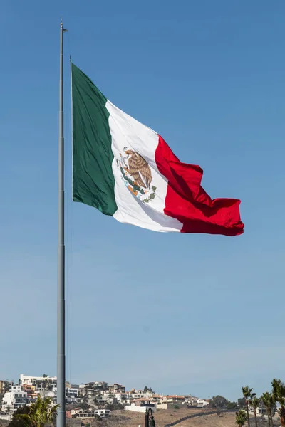 墨西哥下加利福尼亚州 Ensenada 上空飘扬的巨大墨西哥国旗 — 图库照片