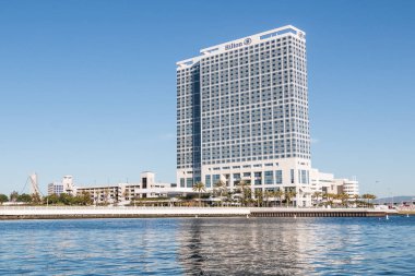 San Diego, California - 2 Mart 2017: The Hilton Hotel Harbor sürücü yaya köprüsü arka planda ile San Diego Körfezi boyunca.  