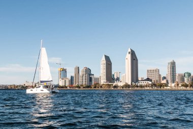 Bir yelkenli tarafından downtown San Diego manzarası geçer.