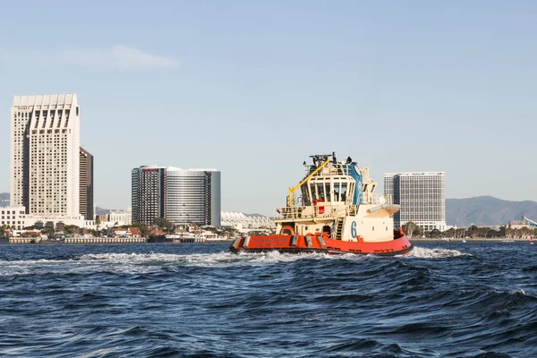 San Diego California Marzo 2017 Remolcador Recorre Puerto Pasando Por —  Fotos de Stock