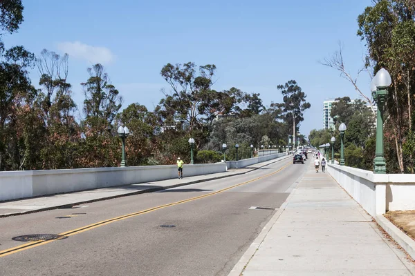 Сан Дієго Квітня 2017 Люди Прогулянка Cabrillo Мосту Лорел Стріт — стокове фото