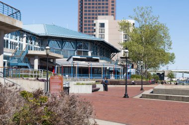 Norfolk, Virginia/Usa - 2 Mayıs 2015: Elizabeth Nehri üzerine inşa edilmiş bir eğlence ve yemek mekanı olan Waterside cazibe merkezinin arkasında bir çift kucaklaşıyor.