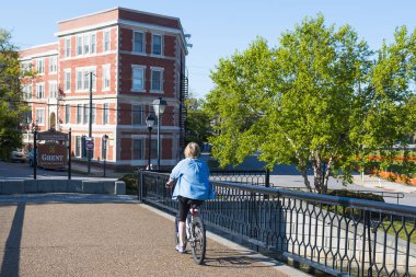 Norfolk, Virginia/Abd - 2 Mayıs 2015: Bir kadın Lahey köprüsünden geçerek tarihi Gent bölgesine bisikletle gitti. 