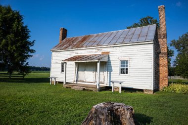 Surry, Virginia/ABD-20 Temmuz 2019: Bacon 's Castle, eski bir James Nehri tarlası site inşa edildi 1830 yaklaşık son kalan köle kabin.