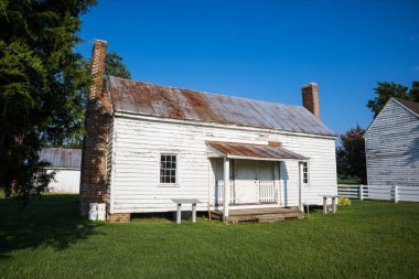 Surry, Virginia/ABD-20 Temmuz 2019: Bacon 's Castle, eski bir James Nehri tarlası sitede kalan son 1830 çağı köle kabin.