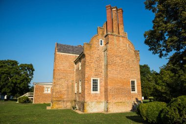 Surry, Virginia/ABD-20 Temmuz 2019: ABD 'de en eski tuğla bina ve Jacobean mimarisi bir örnek olarak listelenmiştir Bacon 's Castle tarlası ev, yan görünümü.  