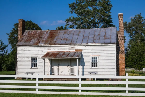 サリー バージニア州 アメリカ 2019年7月20日 旧ジェームズ川プランテーションの敷地であるベーコン城の敷地内に1830年代に建てられた奴隷小屋 — ストック写真