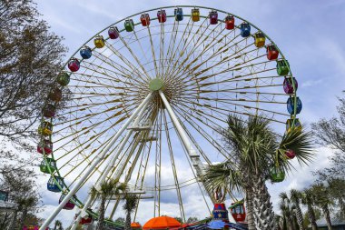 Myrtle Beach, Güney Carolina/Abd - 29 Mart 2019: Broadway at the 360 Observation Wheel at the Beach, çeşitli ilgi çekici yerler ve mağazalarla bölgenin en popüler turistik yeri.